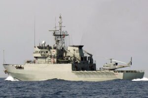 El patrullero de la Armada 'Centinela' vigila un convoy de buques rusos en aguas del Estrecho de Gibraltar (Cádiz)