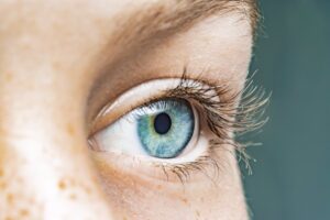El riesgo de padecer glaucoma es ocho veces mayor en personas con antecedentes familiares, según experto