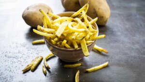 El sencillo truco del vinagre para que las patatas fritas queden mucho más crujientes