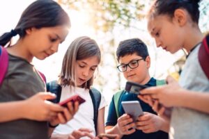 En Florida aprobaron polémica ley que impide a menores de 14 años abrir perfiles en redes sociales