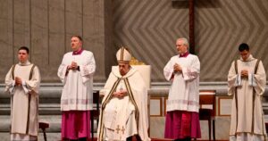 En la celebración del Jueves Santo, el papa Francisco pidió a los sacerdotes liberarse de egoísmos y llorar por los demás