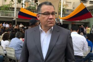Enrique Márquez acude al CNE para inscribir candidatura