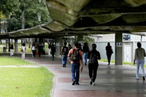 Estudiantes universitarios instaron a Rosales a reconocer liderazgo de MCM