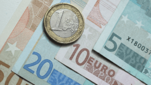 Euro inicia la semana en alza con $1,0837