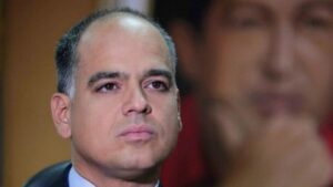 Exministro Andrés Izarra aseguró que el día de la elección "el pueblo chavista le cobrará la traición a Maduro"