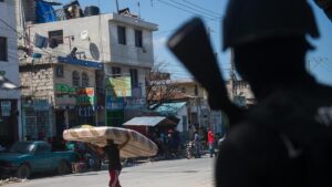 Puerto Príncipe (Haití), durante los actos de saqueo en el centro de la ciudad, este sábado