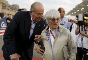F1: El Rey Emrito vuelve a la F1: visita por sorpresa al 'paddock' y bromas con Carlos Sainz