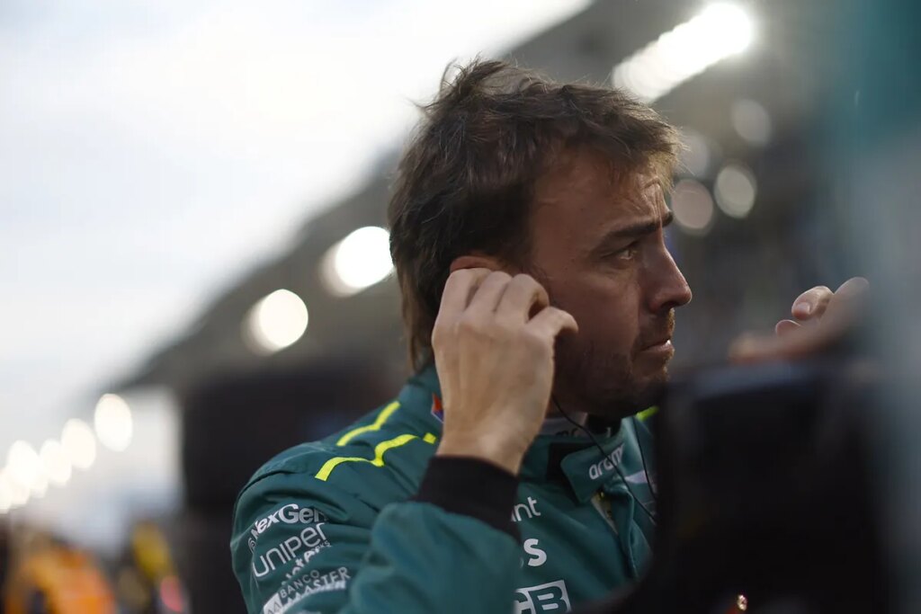F1: Fernando Alonso y las caras largas en Aston Martin: "Tenemos cuatro equipos por delante"