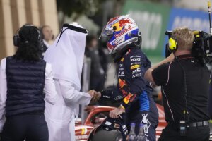 F1: Verstappen borra la sonrisa de Sainz y Alonso en Sakhir con su 'pole' 33
