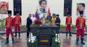Familiares, amigos y autoridades rindieron homenaje a Chávez (+video)