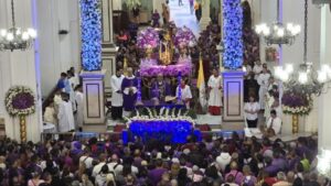 Feligreses se congregan para la procesión del Nazareno