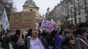 Manifestación de activistas en favor del derecho al aborto, este miércoles en París.