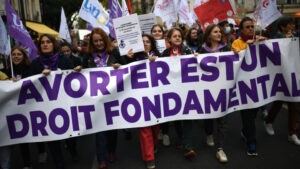 Francia inscribió el aborto en su Constitución