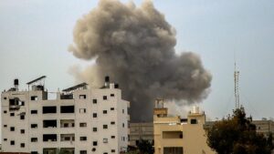 Humo sobre varios edificios duante un ataque israelí en la zona cercana al hospital al-Shifa, en Ciudad de Gaza