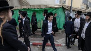 Judíos paseando por las calles de Israel