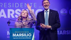 La primera ministra italiana, Giorgia Meloni, y el candidato a la presidencia de la región de Los Abruzos Marco Marsilio, durante un acto electoral en Pescara.