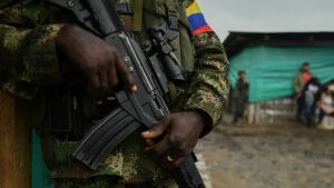 Gobierno y disidencias de FARC cierran ciclo negociador acordando transformar territorios