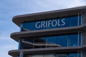 Grifols espera registrar un flujo de caja libre de 485 millones de euros en 2024, excluyendo extraordinarios