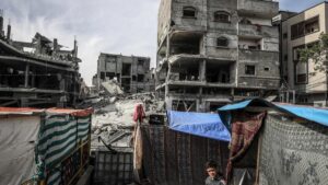 Edificios derrumbados por bombardeos israelíes en Rafah, en el sur de la Franja de Gaza, este viernes.