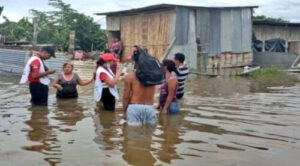 Hay casi mil damnificados por lluvias en Ecuador