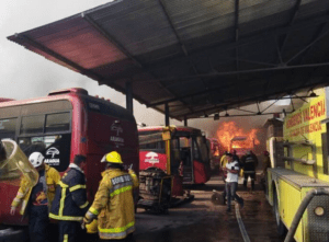 Incendio en estacionamiento de TransAragua acabó con 112 autobuses