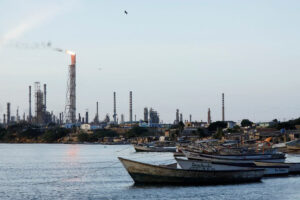 Industria petrolera venezolana en incertidumbre ante posible reimposición de sanciones