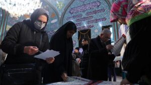 Iraníes votan en un colegio electoral de Teherán, este viernes.