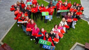 Miembros de la campaña del 'sí' en los referéndums sobre el rol de la mujer y la familia en la Constitución irlandesa, este martes en Dublín.