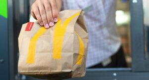 Joven aplicó truco con IA para comer gratis en McDonald's durante nueve meses