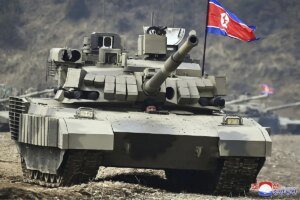 Kim Jong Un conduce un tanque de combate en un entrenamiento con tropas mientras exhorta a prepararse para la guerra