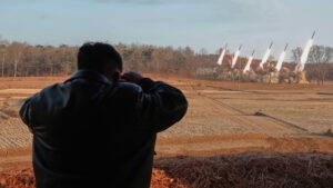 Kim Jong-un dirige las pruebas del sistema ultragrande de lanzacohetes múltiples (Fotos) - AlbertoNews