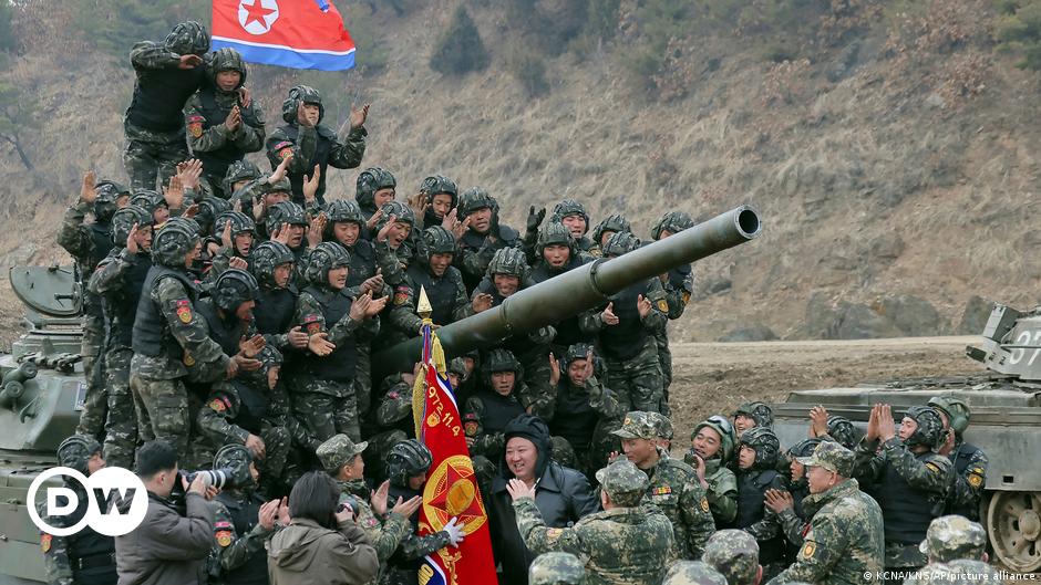 Kim Jong-un supervisa juegos de guerra con nuevo tanque – DW – 14/03/2024