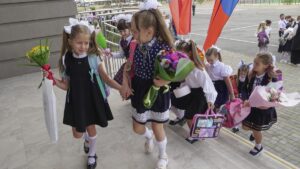 Niños acudiendo a una escuela en la ciudad ocupada de Mariúpol