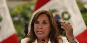 La Policía allana la vivienda de la presidenta de Perú, Dina Boluarte, por el escándalo de los relojes Rolex