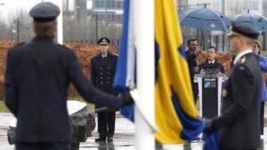 El primer ministro sueco, Ulf Kristersson, durante la ceremonia de izado de la bandera de Suecia en la sede de la OTAN en Bruselas, este lunes.