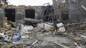 Una fábrica de Odesa, destruida a causa del impacto de un dron ruso.