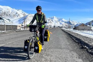 La espaola de origen chino que viaja en bicicleta desde Zaragoza hasta el gigante asitico