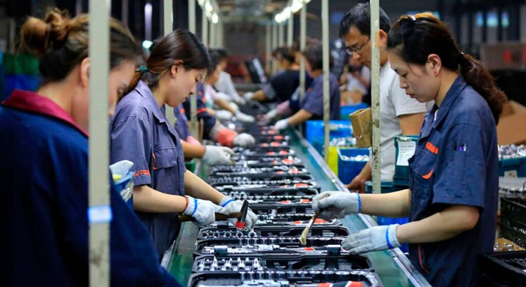 La industria manufacturera china repunta tras cinco meses a la baja