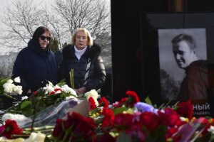La madre y la suegra de Navalny visitan su tumba tras su multitudinario funeral