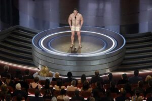 La razón por la que John Cena presentó el Óscar al mejor vestuario completamente desnudo (+Imágenes)