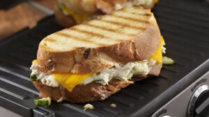 La sandwichera de Cecotec que puedes transformar en parrilla y debes incluir en tu cocina