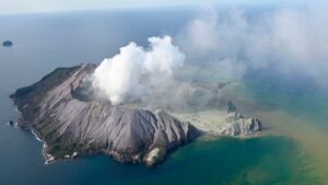 El volcán Whakaari en Nueva Zelanda entra en erupción