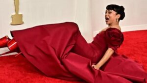 Liza Koshy se cae en plena alfombra roja de los Premios Óscar 2024