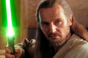 Lo primero que hizo Liam Neeson al sacar su espada láser en Star Wars obligó a George Lucas a interrumpir el rodaje