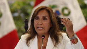 La presidenta de Perú, Dina Boluarte, durante una rueda de prensa.