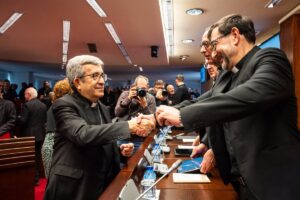 Los arzobispos de Valladolid y Madrid, Luis Argüello y José Cobo, los más votados en el sondeo para presidente de la CEE