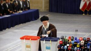 El líder supremo iraní, Ali Jamenei, deposita su voto durante las elecciones legislativas iraníes en Teherán