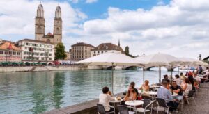 Los suizos rechazan retrasar un año su jubilación y aprueban una paga extra para retirados
