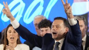 El líder de la coalición Alianza Democrática, Luís Montenegro, celebra su victoria en las elecciones, es domingo en Lisboa.