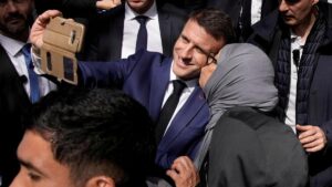El presidente francés, Emmanuel Macron, se hace un selfie con una vecina de Marsella, este martes.